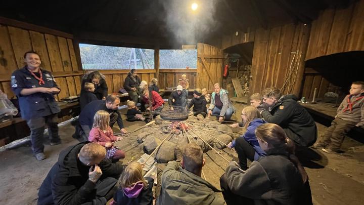 Familiespejdere bager snobrød på bålet