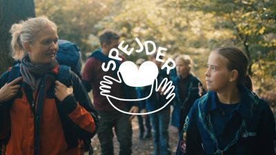 Spejdere går i naturen